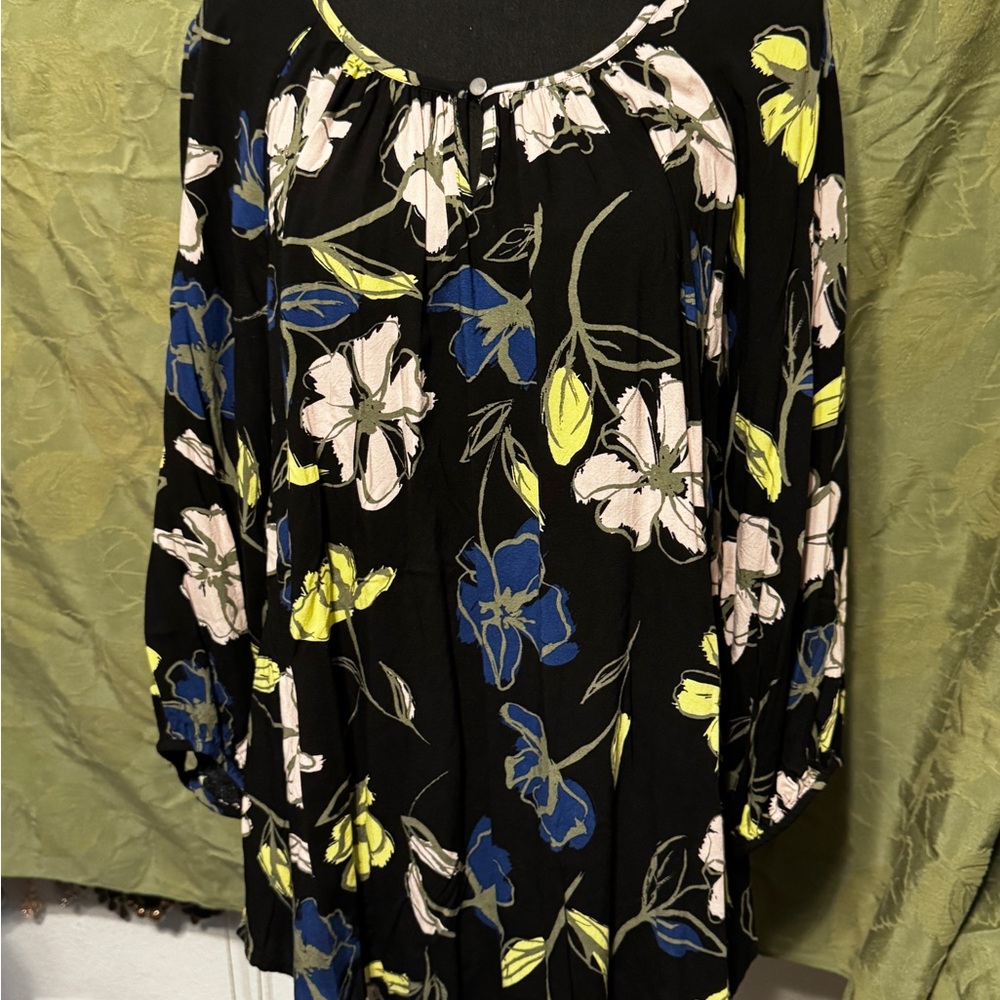 EVRI Floral Blouse - Black, Blue, Yellow Sz 0X Features Button Accent